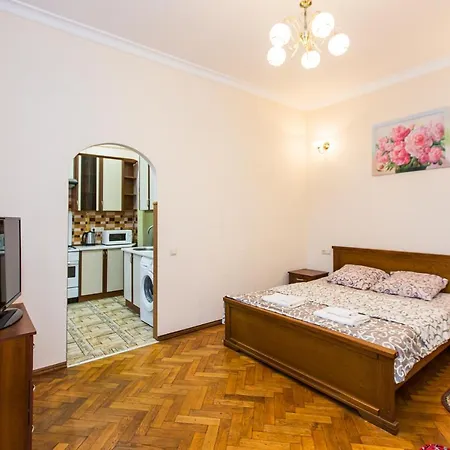 в центрі вулиця балабана 29 біля краківського ринку * Lviv